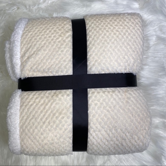 ⭐️SALE⭐️Vanilla Micromink Sherpa Throw - Picture 2 of 2
